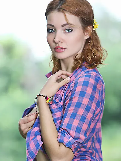 Teen with red hair and wet eyes ready to seduced fans with titti