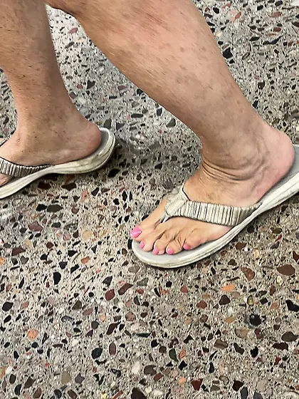 Gilfs feet at supermarket