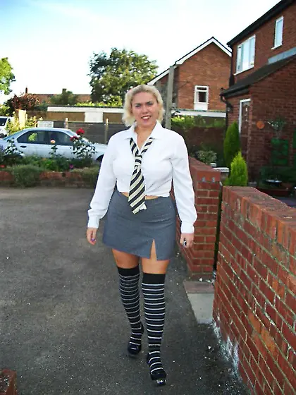 Curvy Deepthroat Barby from United Kingdom