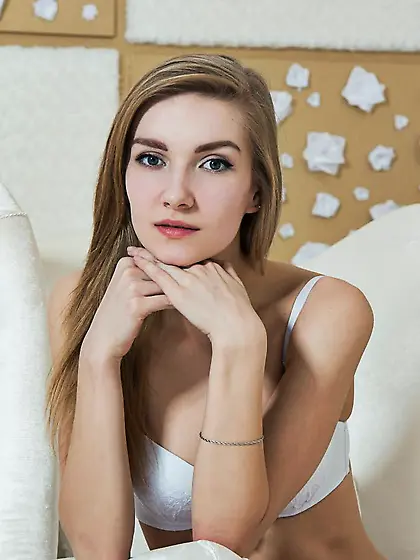 Insolent blonde cutie Maryana is kinkily exposing every detail o