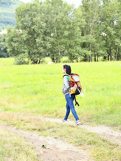 Brunette with ponytail hides behind the haystack to masturbate u