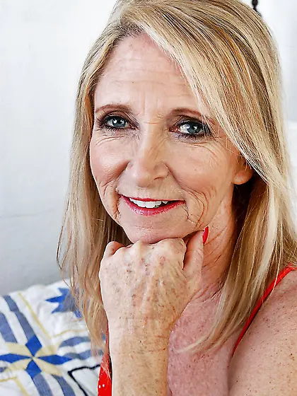 Mature Bombshell - Annabelle Brady (Tiffany,  Connie McCoy)