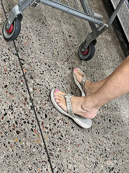 Gilfs feet at supermarket
