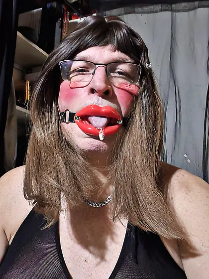 Jasmine bavant comme une chienne soumise