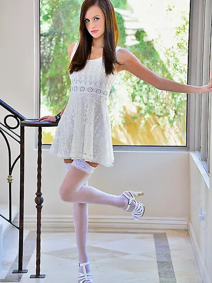 Sensual and sultry brunette chick Jayden Taylors exposes her nic