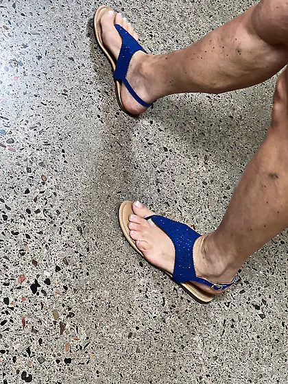 Gilfs feet at supermarket