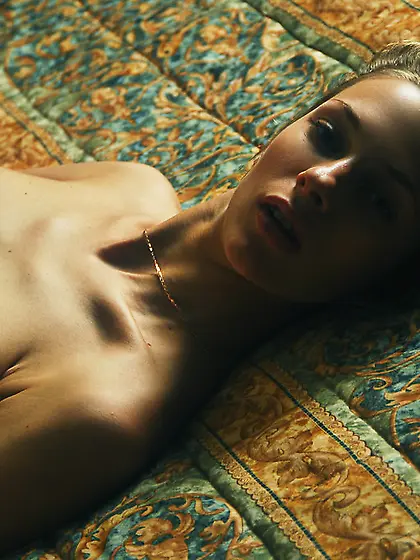 Vika Ac takes her clothes off on the bed and shows us her fantas