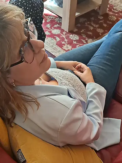 Mom cleavage creepshot