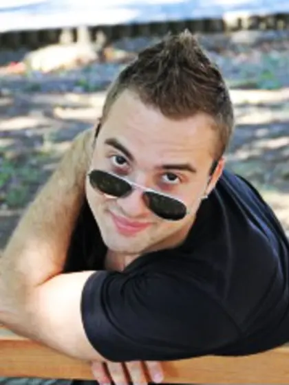 Blonde emmy perform close