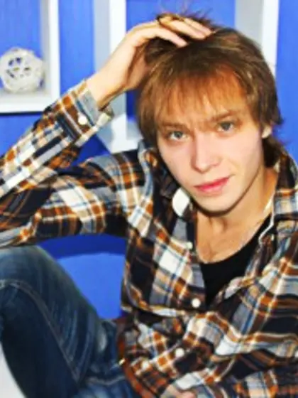 Blonde matthew perform close