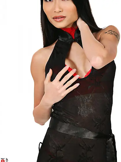 Lusty Asian Pussykat Virtuagirl is seductively waving the ass wr