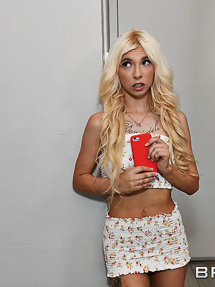 Kenzie Reeves spreads her legs and fingers her wet pussy