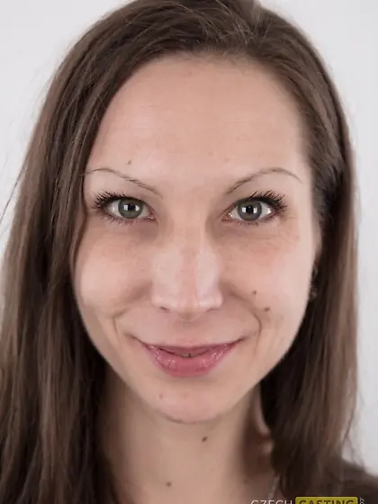 Veronica Carso has thin eyebrows and a thicc ass for contrast