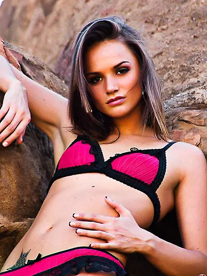Kinky brunette model Tori Black strips and climbs the rock expos