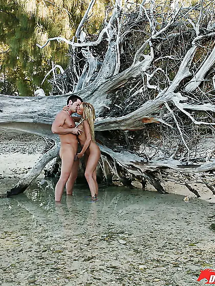 Sultry MILF beckoned man to the beach and took clothes off for a