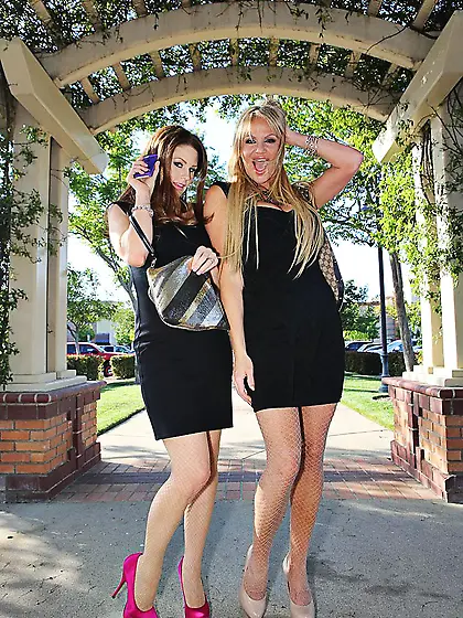 Big boobed hotties Kelly Madison and Alysson Moore please each o