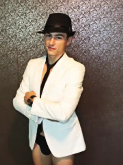 Brunette antonio perform close