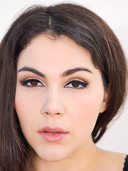 Curvy italian girl sucks dick