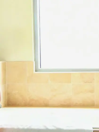 Raven haired gal smooth