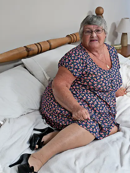 British Grandma Libby still likes to play with her granny pussy
