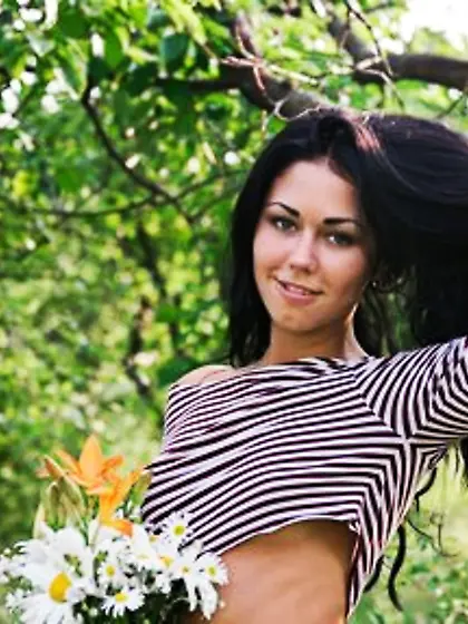 Raven-haired hussy with a bunch of flowers demonstrates her puss