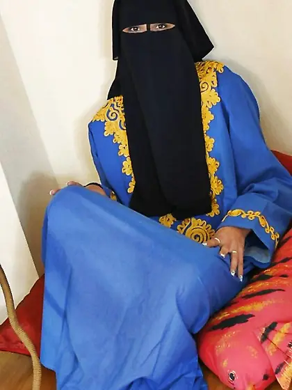 Pretty Arab Sheds Muslim Hijab