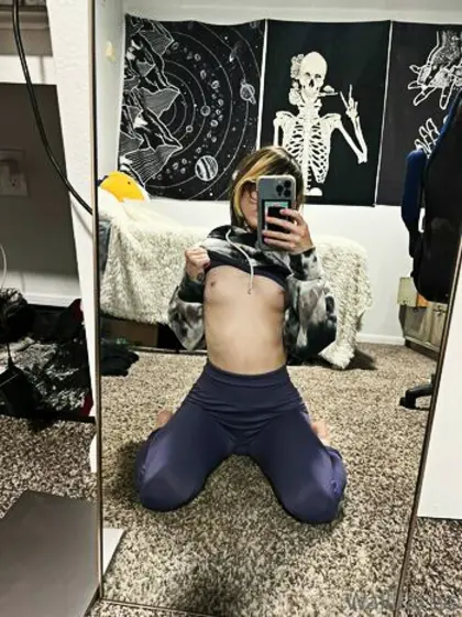 Mirror selfie white titties