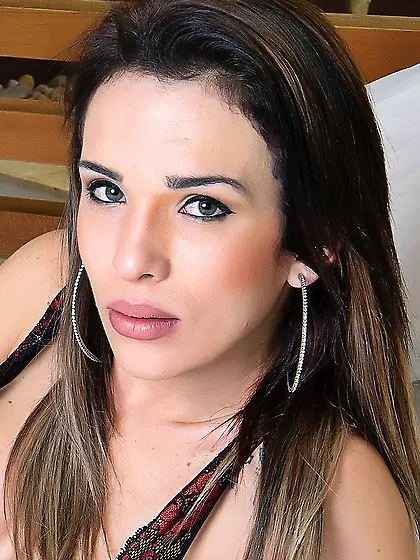 Slim shemale posing sexy