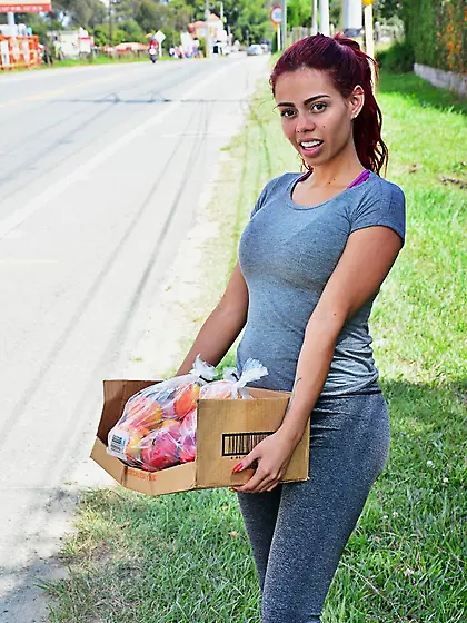 Stunning Canela Skin peels leggings for sexy big-ass reveal