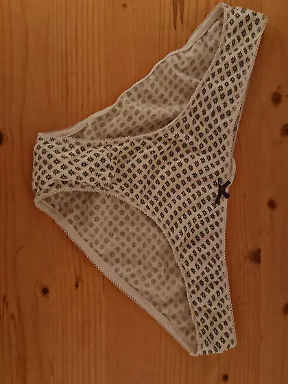 Masturbation dans ses culottes