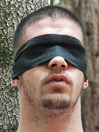 Blindfolded guy enjoys extreme