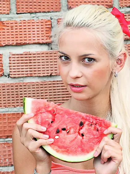 Enchanting teen babe