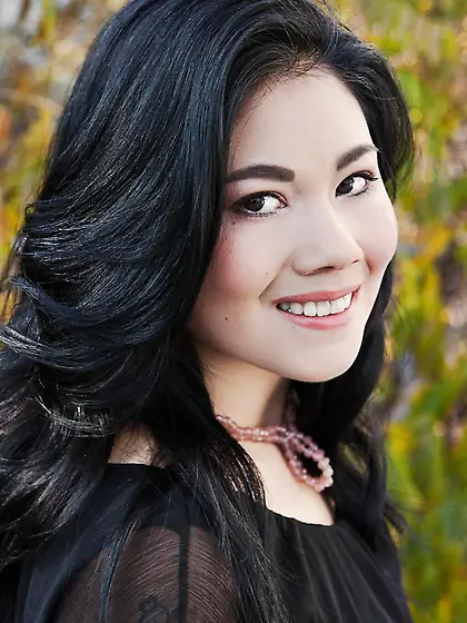 Czech girl with a damn fine body shares public,  priceless moment