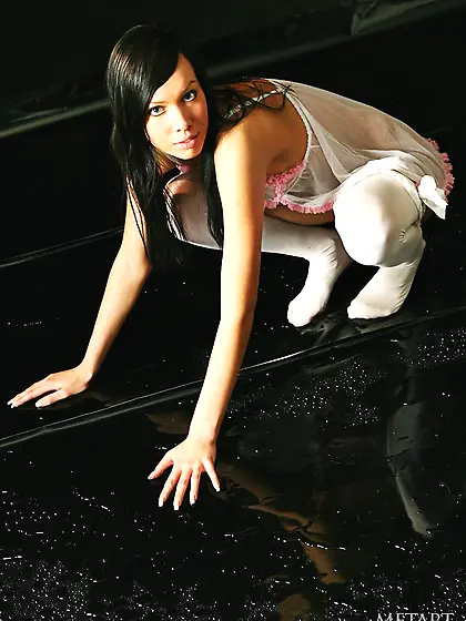 Wet beauty with a perky booty shows her extraordinary body in hi