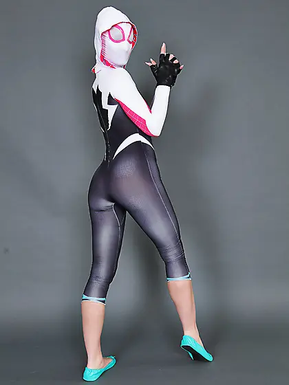 Blonde MILF Daisy Stone punishes a robber with her merciless cun