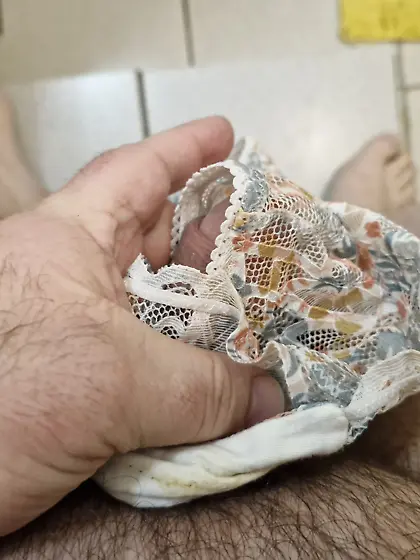 Masturbation dans ses culottes