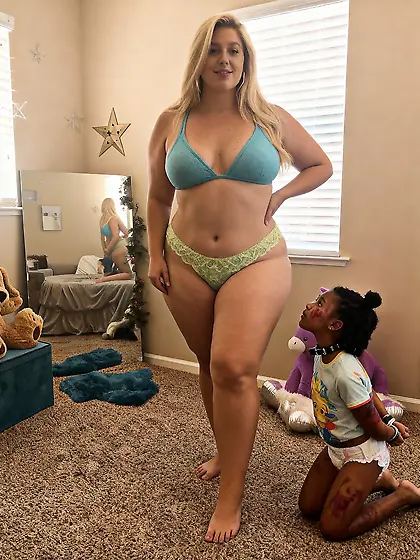 Nigger kneels next to thicc white goddess