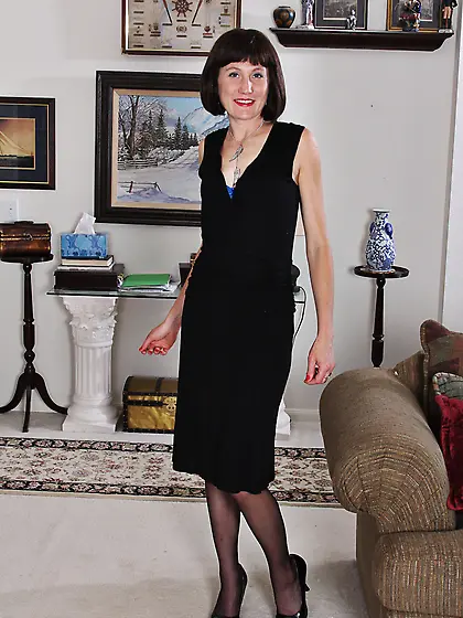 American naughty housewife fingering herself