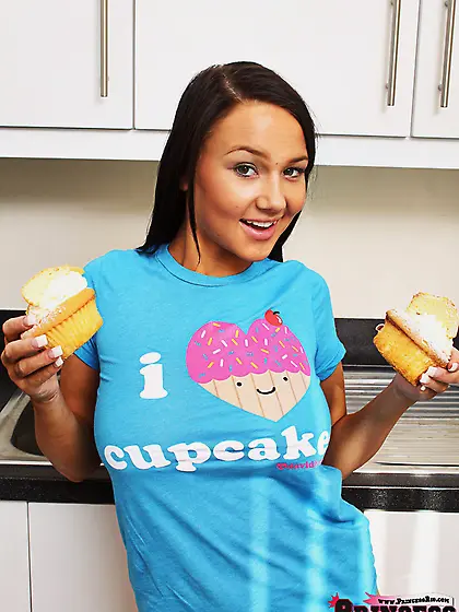 Teen bombshell enjoys cupcakes