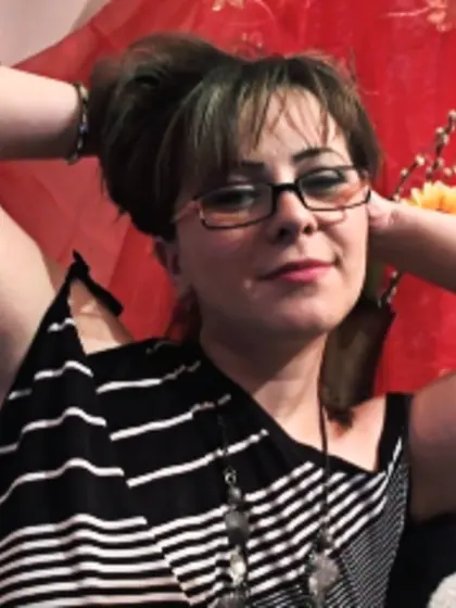 Brunette Raisahot Dildo.