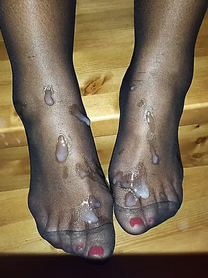 Feet in nylon/pantyhose