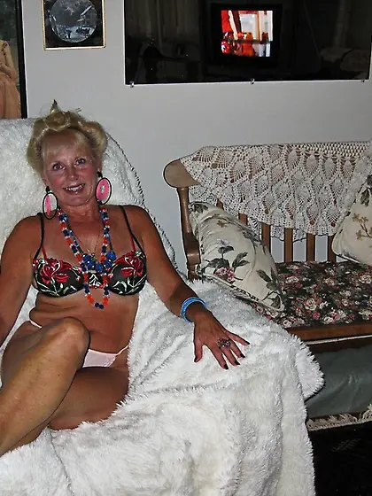 Mature Bikini Ruth from United States