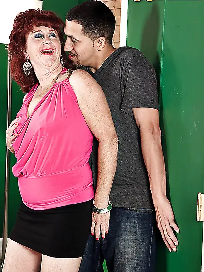 Plump mature hairy pussy fucking