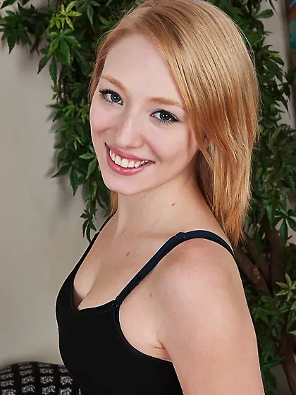 Barefoot amateur teen solo masturbation