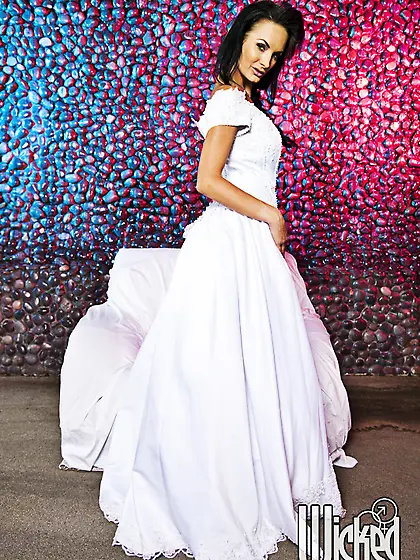 Yummy bride jumps out off her dress to consummate her marriage t