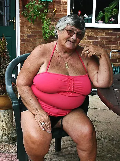 Naughty babe pulls pink