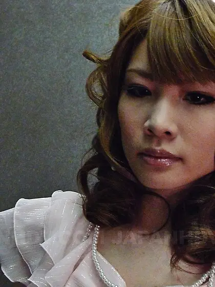 Tricky Japanese gal makes peace with man by sucking his dick in