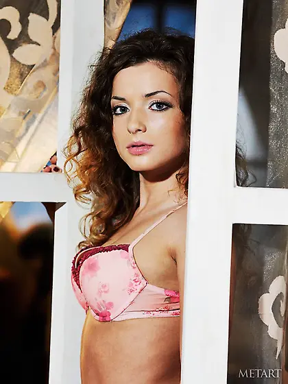 Frizzy-haired amateur babe flashes her perky butt and wet pussy