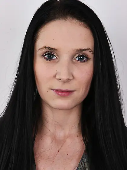 Slim small titted babe gets nude at the casting