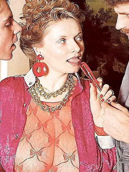 Mamae com tetas enormes sendo fodida por dois caras